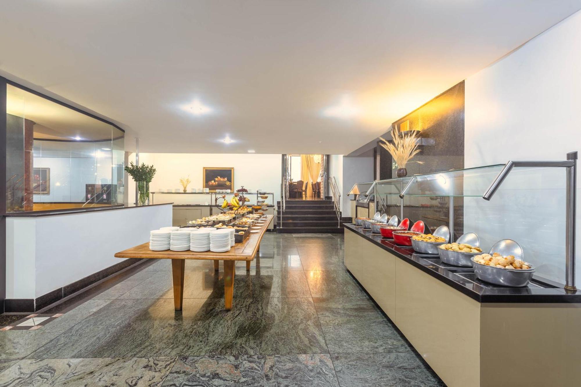 Ouro Minas Hotel Belo Horizonte, Dolce By Wyndham 외부 사진 The buffet at the airport's VIP lounge