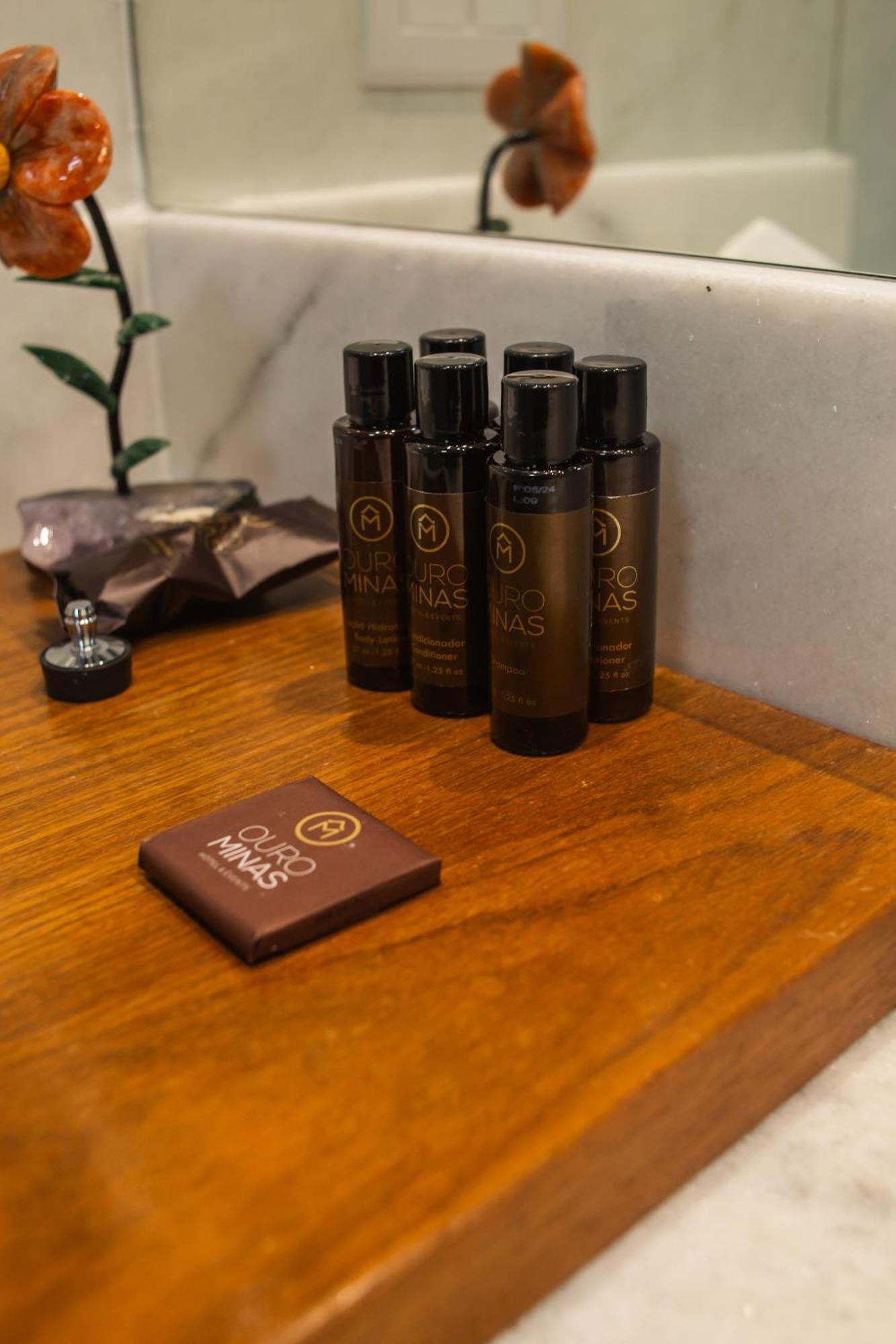 Ouro Minas Hotel Belo Horizonte, Dolce By Wyndham 외부 사진 A chocolate bar and a bottle of wine