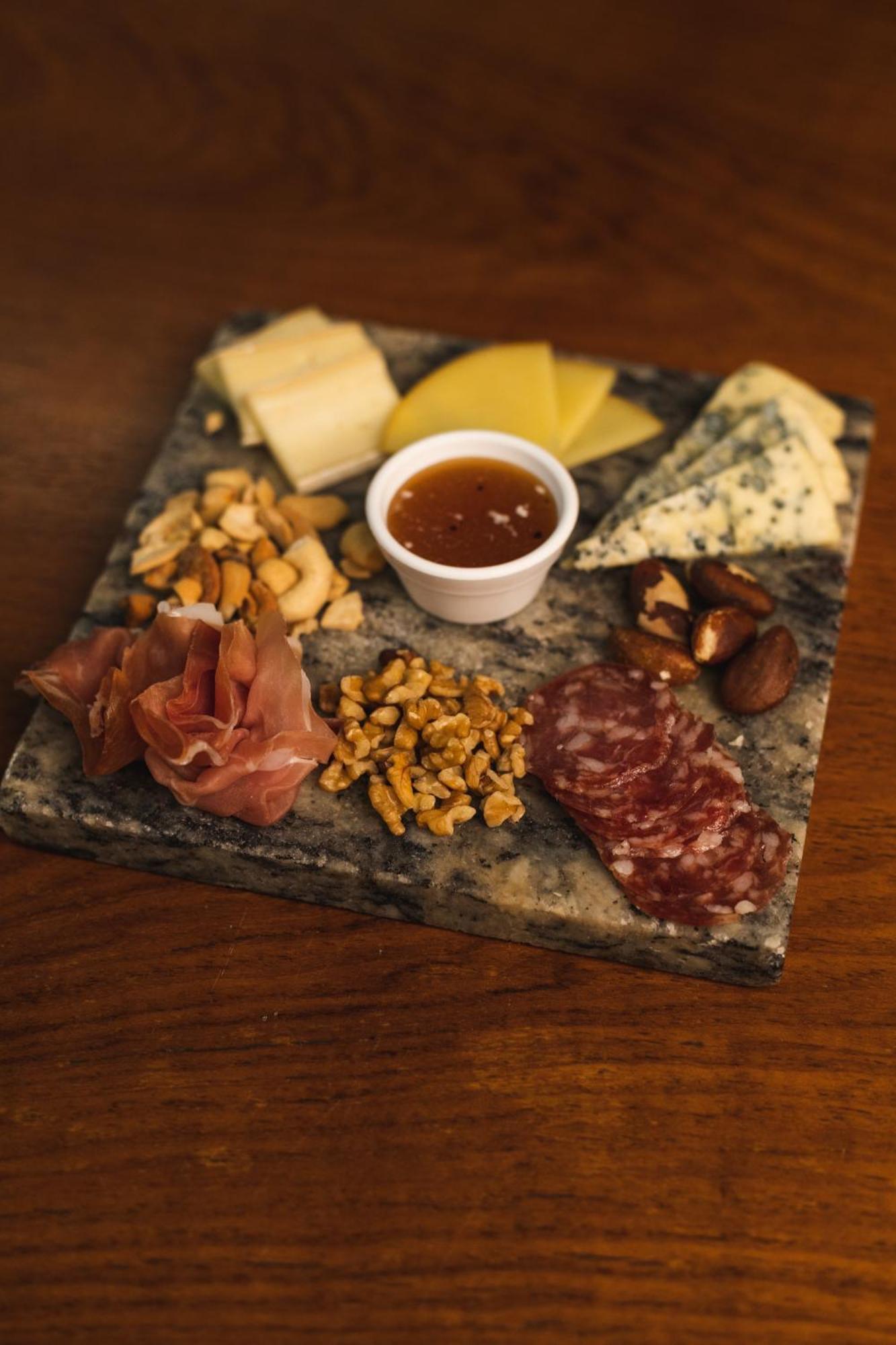 Ouro Minas Hotel Belo Horizonte, Dolce By Wyndham 외부 사진 A cheese and sausage platter
